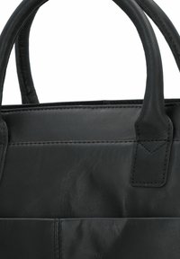 Schwarze Lederhandtasche mit glatter Textur, zwei runden Griffen und sichtbaren Nähten. Sie zeichnet sich durch eine strukturierte Form mit flachem Boden aus.