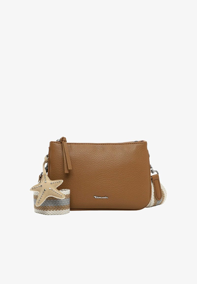 Sac bandoulière en cuir marron texturé avec une sangle en tissu rayé et un charm en forme d'étoile de mer clouté attaché à la fermeture éclair.