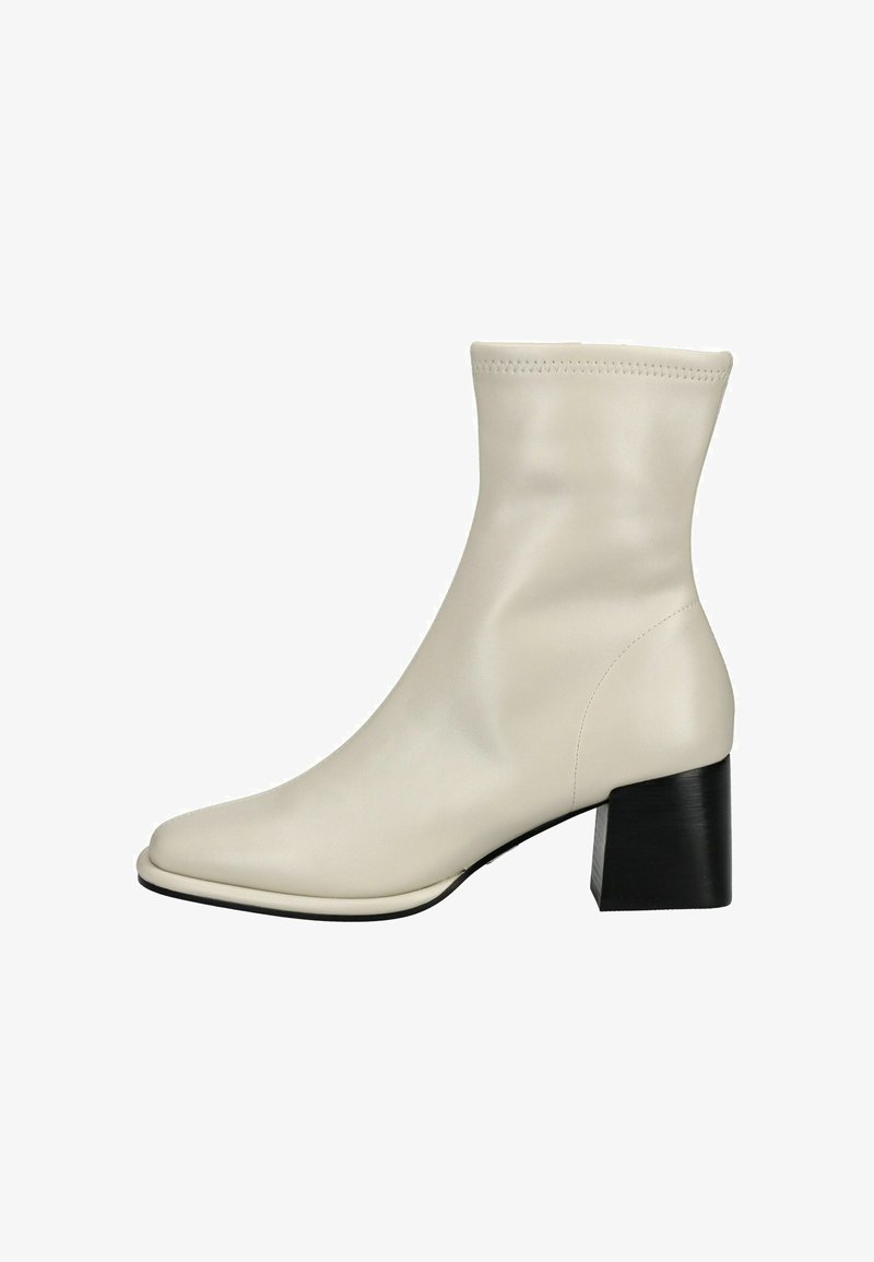 Bottine en cuir blanc avec un bout rond, texture douce et un large talon noir. Présente un design supérieur lisse et sans coutures.