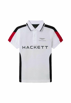 Polo blanc avec des rayures noires et rouges sur les épaules, logo Hackett sur le devant, et emblème Aston Martin sur la poitrine.