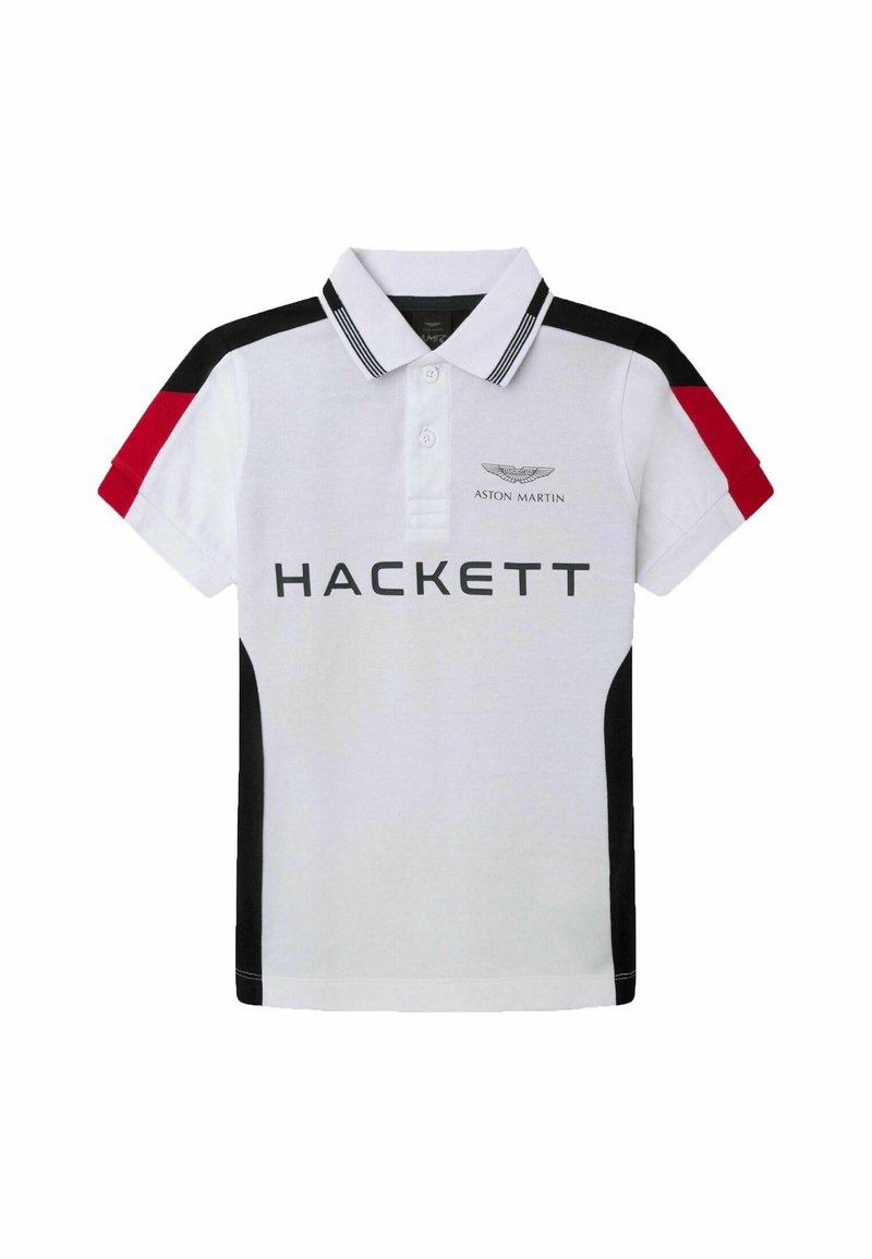 Polo blanc avec des rayures noires et rouges sur les épaules, logo Hackett sur le devant, et emblème Aston Martin sur la poitrine.