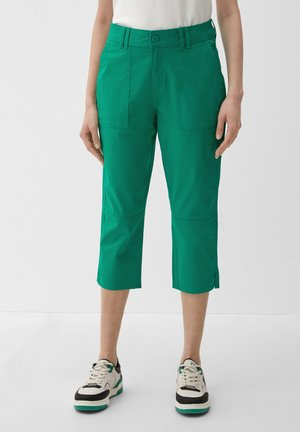 Pantalons courts verts en tissu léger, dotés de deux poches avant, d'une fermeture à bouton et de fentes latérales à l'ourlet.