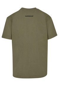 Oliven grønn bomulls T-skjorte med rund hals og korte ermer. Har "MJGONZALES" logo i svart trykt på øvre bak.