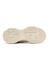 Suela de zapatilla en goma color blanco roto. Presenta patrones texturizados, logotipos de estrellas y acentos circulares para mayor tracción. Superficie lisa con nervaduras.