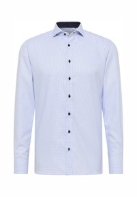 Hellblaues Langarmhemd mit feinem Karomuster, dunklen Knöpfen und einem kontrastierenden marineblauen Kragen. Klassische Passform mit knopfbarem Vorderteil.