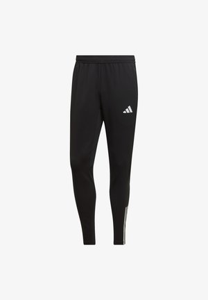 Schwarze Sporthosen aus glattem Stoff, mit einem dehnbaren Bund, schmal zulaufenden Beinen und weißen Drei-Streifen-Akzenten an den Seiten.