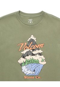 Olivgrön t-shirt med en grafik av berg, träd och vågor. Har "Volcom" i orange och "Stone Co." i vitt längst ner. Klassisk passform.