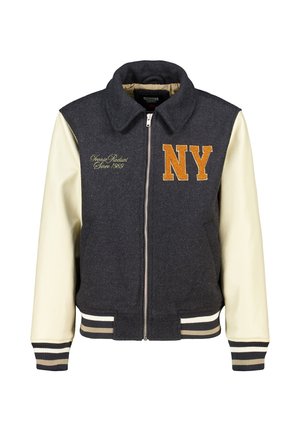 Donkergrijze varsityjas met crèmekleurige mouwen, oranje "NY" patch, scripttekst op de borst en gestreepte rib gebreide boorden en onderkant.
