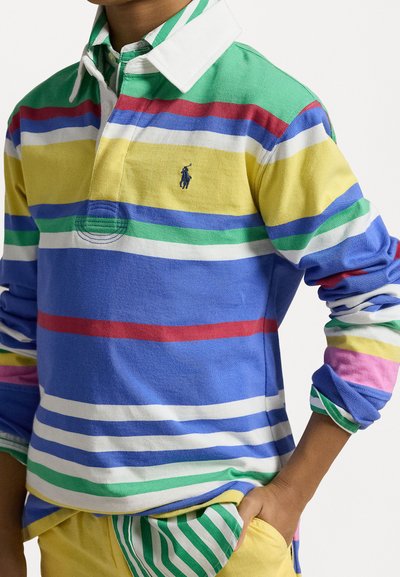 Flerfarget langermet stripete pikégenser med blå, gul, grønn og rød stripe, hvite detaljer, og klassisk krage med logo broderi.