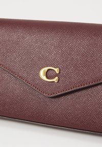 COACH WYN CROSSBODY - Torba čez telo - merlot
