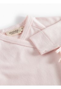 Helles rosa Baumwoll-Body mit V-Ausschnitt, gewelltem Saum, Etikett "MarMar Copenhagen" und umgeschlagenen Ärmeln. Weiche Textur, keine Muster.