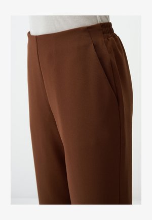 Braune hochtaillierte Hosen mit glatter Textur, seitlichen Taschen und einem elastischen Bund für mehr Komfort.