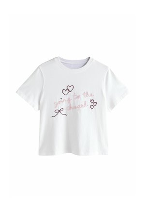 Biele tričko s krátkym rukávom s vyšívaným ružovým nápisom "going to the chapel" a dizajnom čiernych obrysových sŕdc a mašličky na prednej strane.