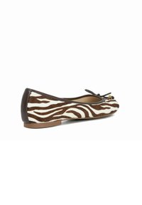 Chaussure plate à motif zèbre avec une bordure en cuir marron, un dessus en texture douce et un détail en nœud sur le bout. Comprend une semelle plate et basse.
