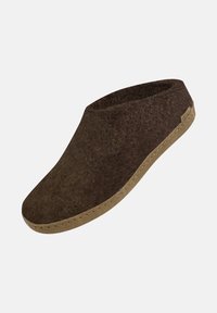 Sabot en feutre brun avec une texture lisse, bout en amande et semelle en caoutchouc légère. Fait ressortir des coutures minimales le long du bord.