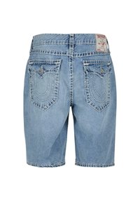 Kék farmer rövidnadrág, elhalványult hatással, varrott hátsó zsebekkel és márkás bőrpeméterrel a deréknál.