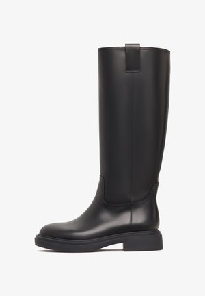 Schwarze kniehohe Stiefel aus glattem Leder, mit eckiger Zehenpartie, Blockabsatz und einer Schlaufe auf der Rückseite für ein einfaches An- und Ausziehen.
