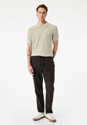 - Spodnie materiałowe