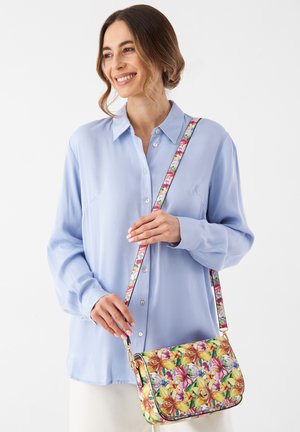 Blumen-Crossbody-Tasche mit einem gelb-rosa Muster, glatter Textur und einem goldenen Verschluss. Verfügt über einen dekorativen Riemen mit Blumenakzenten.