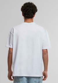 Urban Classics LOOSE TEE - Pamata T-krekls - white