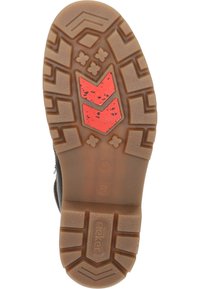 Semelle noire avec une texture antidérapante présentant un motif en chevron rouge bien en vue, rehaussé de petits accents. Matériau en caoutchouc durable, design robuste.