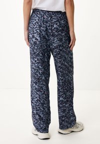 Pantalons amples et à motifs en bleu avec un mélange d'éclaboussures foncées et claires. Taille élastique avec une texture lisse.