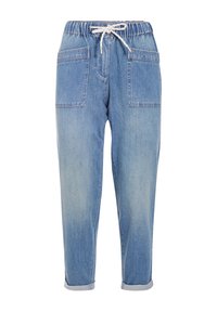Pantalon en denim bleu clair avec une taille élastique, cordon de serrage et deux grandes poches avant. Présente des ourlets roulés et une coupe décontractée.