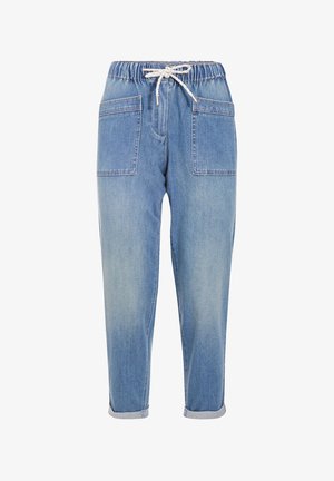 Lichtblauwe denimbroek met een elastische tailleband, trekkoord en twee grote voorzakken. Heeft omgeslagen zoom en een ruime pasvorm.