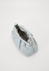 Jasnoniebieska pikowana torebka na ramię ze złotym suwakiem i okuciami. Miękka skóra ma gładką fakturę; torebka posiada zaokrąglony wierzch i przestronne wnętrze.