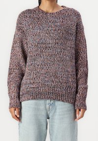 Pull en maille avec un col rond, présentant un motif texturé dans des tons de violet, bleu et marron ; coupe ample avec poignets et ourlet côtelés.
