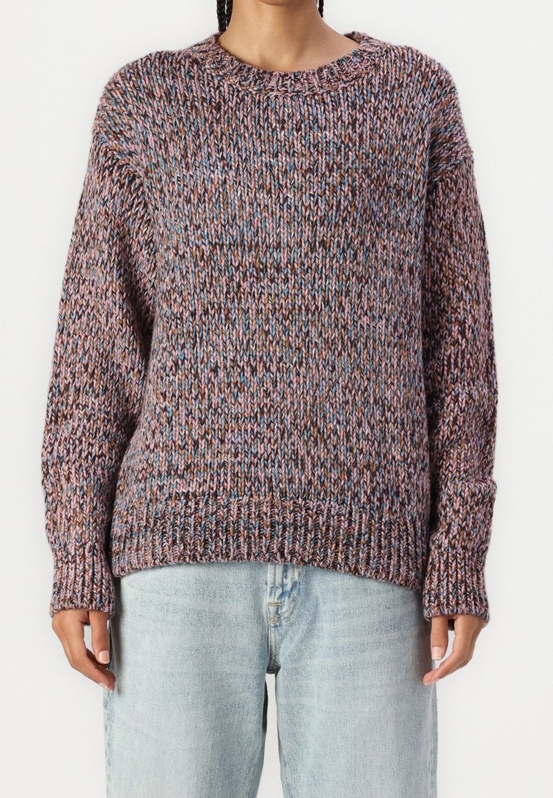 Pull en maille avec un col rond, présentant un motif texturé dans des tons de violet, bleu et marron ; coupe ample avec poignets et ourlet côtelés.