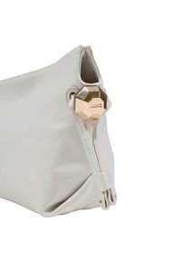 Bolso de mano sintético blanco con una cremallera dorada de diseño geométrico. Presenta un diseño elegante, textura suave y un detalle de borde doblado.