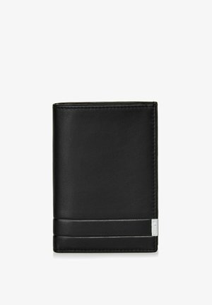 Złożony portfel z czarnej skóry z gładką teksturą, minimalistycznym designem, dwiema poziomymi liniami akcentującymi oraz małym srebrnym logo.