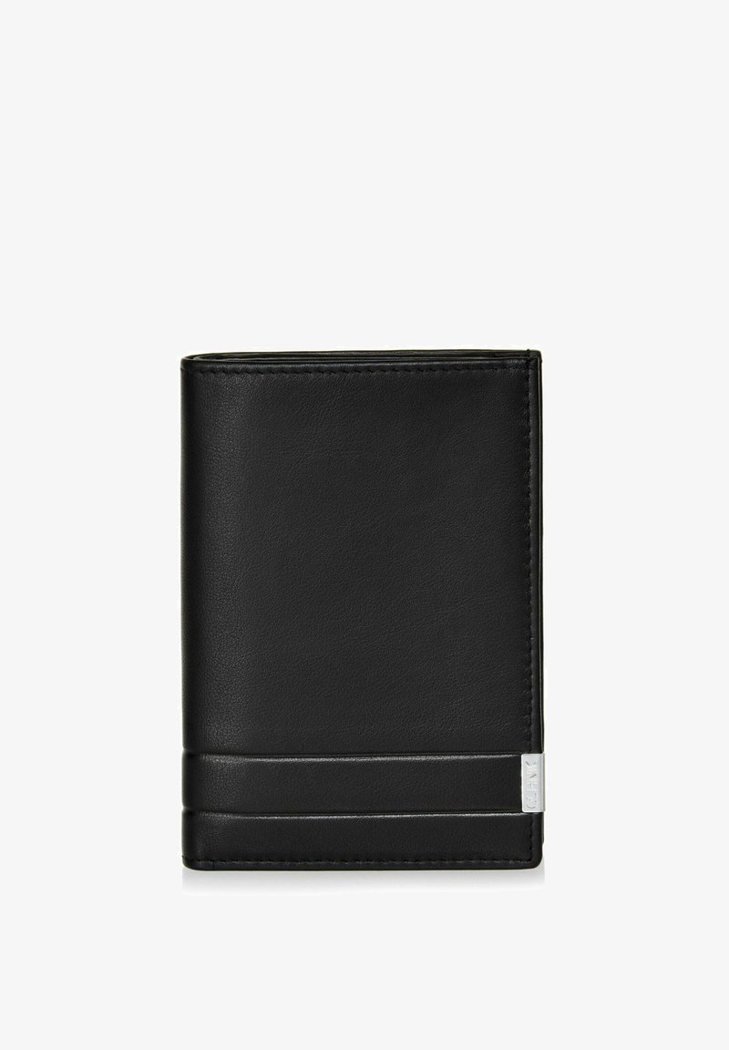 Złożony portfel z czarnej skóry z gładką teksturą, minimalistycznym designem, dwiema poziomymi liniami akcentującymi oraz małym srebrnym logo.