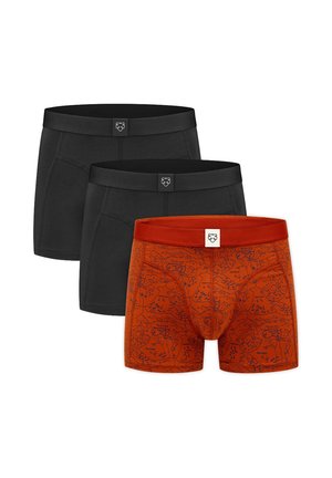 Drei Herren-Boxershorts, zwei uni schwarz und eine in verbranntem Orange mit schwarzem abstraktem Muster, jeweils mit einem Logo auf der Mitte des Bunds.