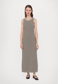 Abito maxi a righe in knit di colore nero e crema. Design senza maniche con scollo rotondo, vestibilità slim e orlo alla caviglia.