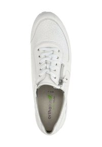 Weiße Sneaker mit texturierter Oberfläche, runder Spitze, traditionellen Schnürsenkeln und seitlichem Reißverschluss. Innensohle mit der Aufschrift "orthotritt" und gepolstertem Fußbett.