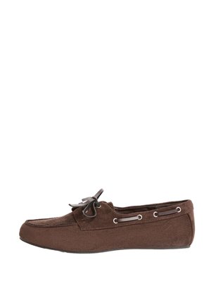 Brun ruskind loafer med læder snørebånd og metaløjer i siden, flad sål og syninger ved tåen, vist fra sideprofil.