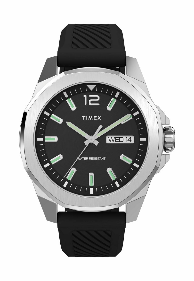 Montre Timex avec un cadran noir, un boîtier argenté et des marqueurs d'heure verts. Elle possède un bracelet en caoutchouc et affiche la date ainsi que la résistance à l'eau.