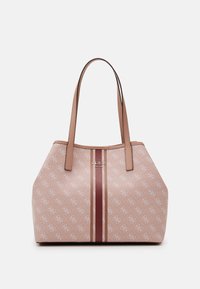 Vaaleanpunainen kantokassi, jossa on logokuosi, kaksi ruskeaa kahvaa ja keskeinen raita vaihtelevissa ruskeissa sävyissä. Rakenne on teksturoitua materiaalia, jossa on sileitä yksityiskohtia.