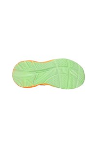 Suela de zapato con una base de goma verde, patrones texturizados y acentos naranjas en el talón, diseñada para tracción y flexibilidad.