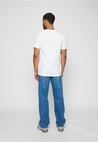 Mister Tee SKULL HEART - Print T-shirt - white