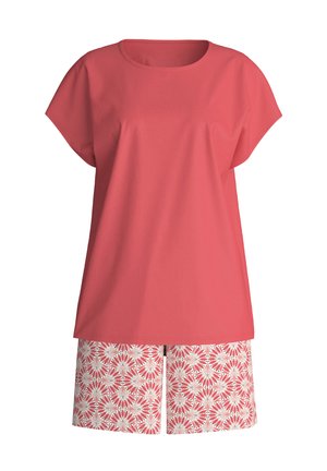 Koraalkleurige top met korte mouwen gecombineerd met koraalroze en witte korte broek met bloemenpatroon tot aan de knie.