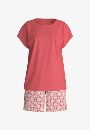 Koraalkleurige top met korte mouwen gecombineerd met koraalroze en witte korte broek met bloemenpatroon tot aan de knie.