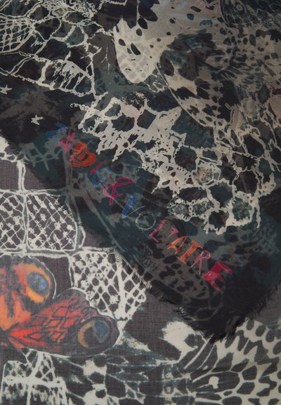 Écharpe légère en soie multicolore présentant des motifs d'animaux et de dentelle complexes, finie par un ourlet effiloché, affichant le texte en gras "Zadig & Voltaire."