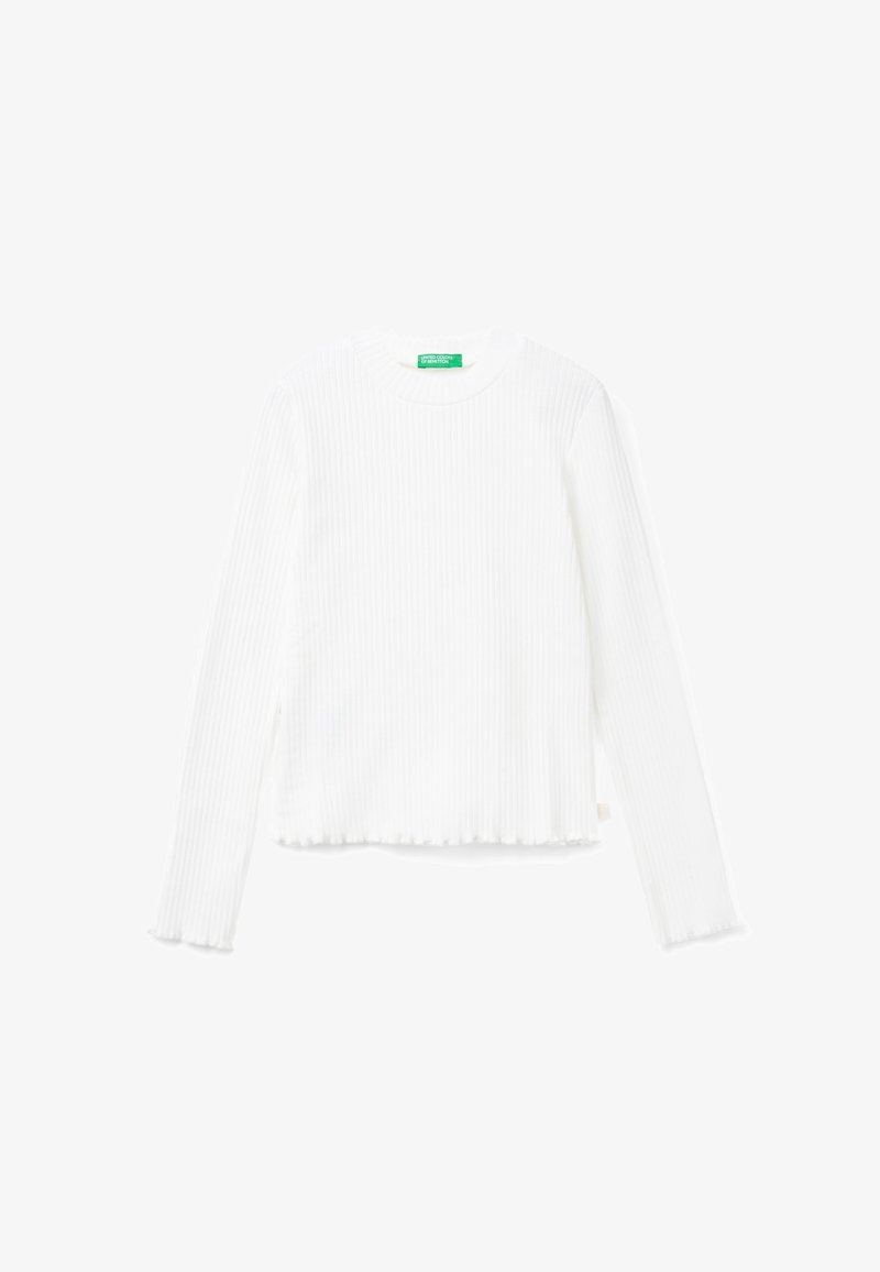 Haut à manches longues blanc avec une texture côtelée, présentant un col rond et un ourlet court avec des détails en frange. Tissu doux et extensible.