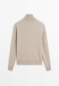 Maglione beige a collo alto, texture a maglia, maniche lunghe, collo e polsini a costine, fondo diritto, senza motivi o accessori visibili.