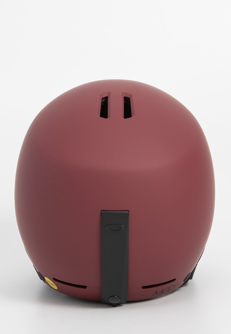 Helm mit mattem burgunderfarbenem Finish, runder Form, Belüftungsöffnungen oben, schwarzem Zubehör auf der Rückseite und einem Logo an der Seite.