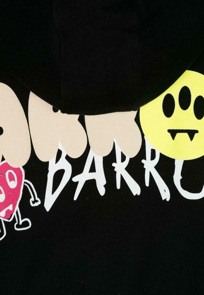 Felpa nera con capuccio caratterizzata da grafiche audaci e colorate, tra cui un personaggio rosa e una faccina sorridente gialla, con la scritta "BARRO" in un font giocoso.