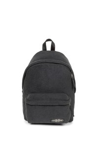 Mochila gris oscuro de forro polar con cierre de cremallera superior y bolsillo frontal con cremallera. Cuenta con un asa superior y correas de hombro ajustables.